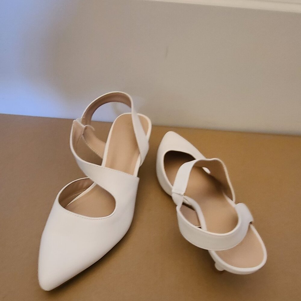 White pointed-toe women's dress shoes with diagonal straps 8.5